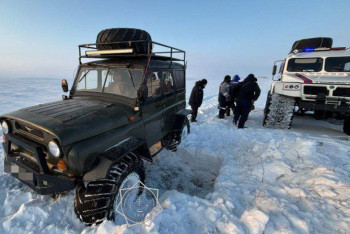 Фотография к новости: Автомобиль с четырьмя пассажирами застрял на заснеженной трассе в Улытау