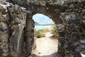 Фотография к новости: Крупнейшее подземное термальное озеро открыли в Албании