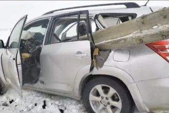 Фотография к новости: Легковушка влетела в отбойник на трассе в Актюбинской области