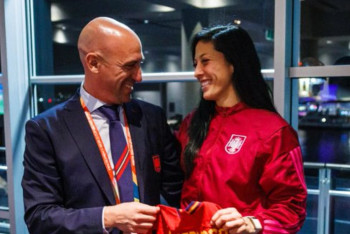 Фотография к новости: Экс-президента футбольной федерации Испании приговорили к штрафу за поцелуй спортсменки