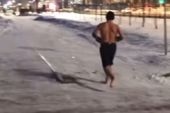 Фотография к новости: Астанчанин пробежал 10 километров в мороз босиком