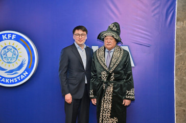 Фотография к новости: Вице-президент ФИФА примерил чапан в офисе Казахстанской федерации футбола