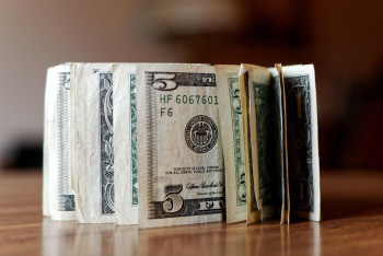 Фотография к новости: Второй день снижается цена за доллар в обменниках Казахстана