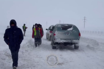 Фотография к новости: Более 80 автомобилей застряли на дороге между Актау и аэропортом