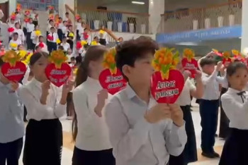 Фотография к новости: 250 школьников трогательно поблагодарили учителей в Астане