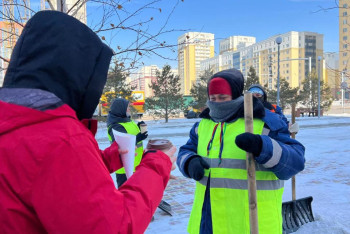 Фотография к новости: Горячим чаем и баурсаками угостили коммунальщиков жители Астаны в День благодарности