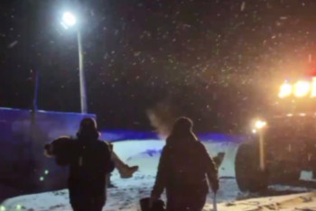 Фотография к новости: Троих детей с высокой температурой доставили в больницу в метель спасатели Актюбинской области