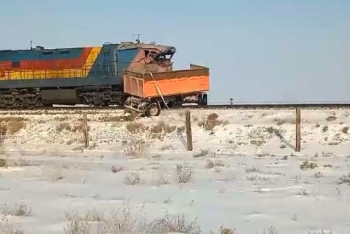 Фотография к новости: Грузовой поезд столкнулся с большегрузом в Атырауской области: есть пострадавшие