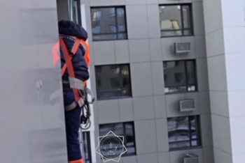 Фотография к новости: Опасное спасение трёхлетней девочки в многоэтажке Астаны попало на видео