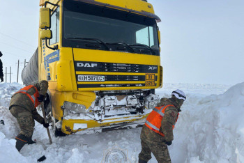 Фотография к новости: Шесть легковых авто застряли в снежном заносе в Актюбинской области