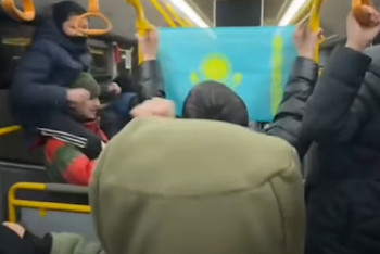 Фотография к новости: После матча "Астана" – "Кайрат" болельщики устроили праздник на колёсах