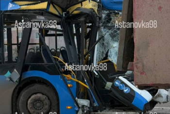 Фотография к новости: Автобус врезался в грузовик на левом берегу столицы