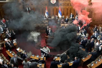 Фотография к новости: Оппозиция устроила драку в парламенте Сербии: три депутата травмированы