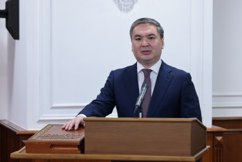 Фотография к новости: Министр промышленности и строительства принес присягу в Правительстве