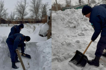 Фотография к новости: В Астане спасатели помогают пенсионерам бороться со снегом