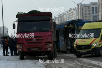Фотография к новости: Автобус врезался в грузовик в Астане: как себя чувствуют пострадавшие