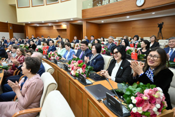Фотография к новости: Спикер мажилиса поздравил женщин-депутатов с Международным женским днём
