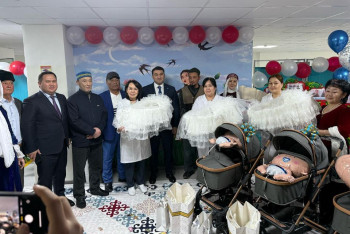 Фотография к новости: Аким Туркестанской области поздравил родившую тройню мать-героиню