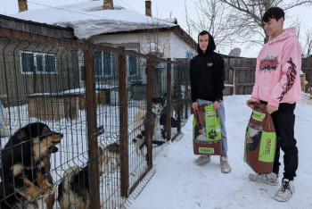 Фотография к новости: Волонтёры покупают корм для животных на деньги от сдачи вторсырья