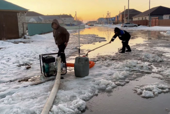 Фотография к новости: 55 человек откачивают талую воду в Шалкаре