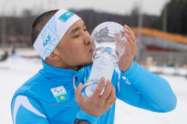 Фотография к новости: Победа через 31 год: Казахстанский пара биатлонист выиграл Хрустальный глобус