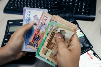 Фотография к новости: Казахстанским военным и медикам повысили зарплату на 40 процентов