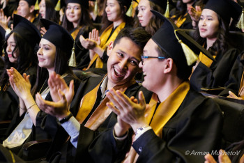 Фотография к новости: Министр обратился к родителям выпускников школ