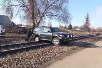 Фотография к новости: Джип бросили на железной дороге: полиция нашла водителя