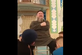 Фотография к новости: Дети делали массаж ног учителю медресе в Туркестане