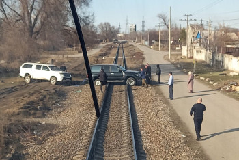 Фотография к новости: Джип встал на рельсах на перегоне Алматы-Павлодар и преградил путь поезду