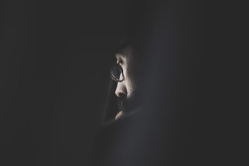 Фотография к новости: В Караганде мужчина с опущенными штанами подглядывал в окна школы