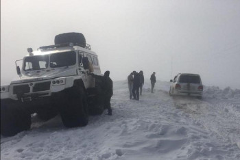 Фотография к новости: Казахстанские военные спасли десятки застрявших на трассе в непогоду людей