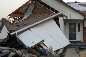 Фотография к новости: Мощные торнадо в США: режим ЧП, десятки погибших и лесные пожары