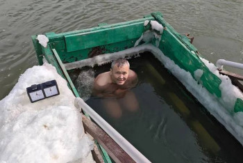 Фотография к новости: Казахстанец провел 1 час 20 минут в ледяной воде