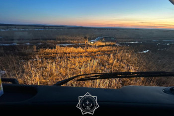 Фотография к новости: Машина застряла на размытой дороге в Карагандинской области