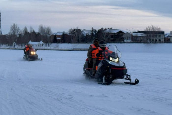 Фотография к новости: 25 рыбаков оказались на дрейфующей льдине на озере Алаколь, 11 авто ушли под лёд