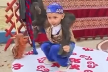 Фотография к новости: Малыш из Мангистау присел 30 раз с ягненком на плечах