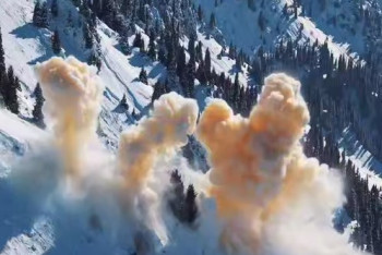 Фотография к новости: Эпичный взрыв в горах Алматы попал на видео