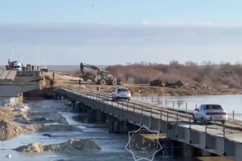 Фотография к новости: В Актюбинской области восстановили транспортное сообщение между сёлами: запущен технический мост