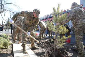 Фотография к новости: Таза Қазақстан: как спасатели и пожарные озеленяют страну в честь Наурыза