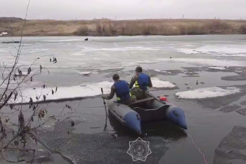 Фотография к новости: Спасатели Лисаковска на лодке вызволили собаку с тонкого льда