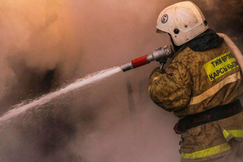 Фотография к новости: Более 70 человек спасли пожарные из задымленной многоэтажки в Астане