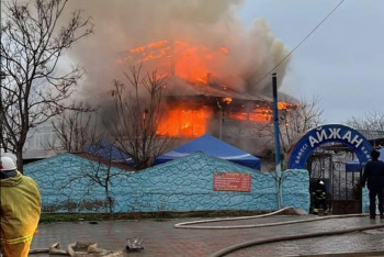 Фотография к новости: В Актау потушили двухэтажное кафе на набережной