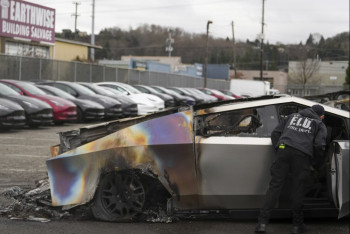 Фотография к новости: Трамп назвал нападающих на Tesla террористами и пригрозил тюремными сроками