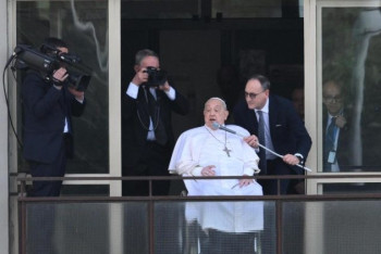 Фотография к новости: Папа Римский впервые появился на публике после тяжёлой болезни