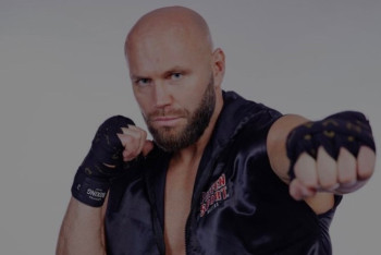 Фотография к новости: Непобеждённый экс-чемпион из Казахстана  отправил в нокаут венесуэльца