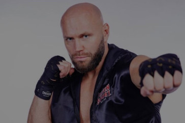 Фотография к новости: Непобеждённый экс-чемпион из Казахстана  отправил в нокаут венесуэльца