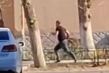 Фотография к новости: Бегал, кричал, разбивал окна: мужчина в крови устроил хаос в школе Кокшетау