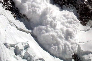 Фотография к новости: Спасатели продолжают спускать лавины в Алматинской области