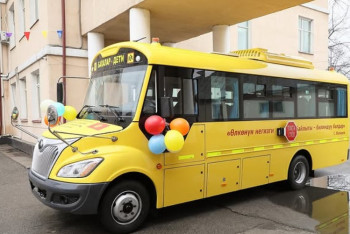 Фотография к новости: Токаев  подарил автобус школе-гимназии в Бишкеке